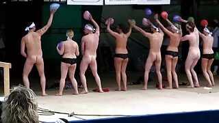 Une salope mature aux gros xxx porno tukif seins se fait défoncer le cul par derrière