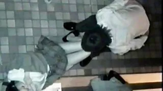 Un étalon pervers suce la film promo x bite dure d'une transsexuelle aux cheveux noirs aux gros seins